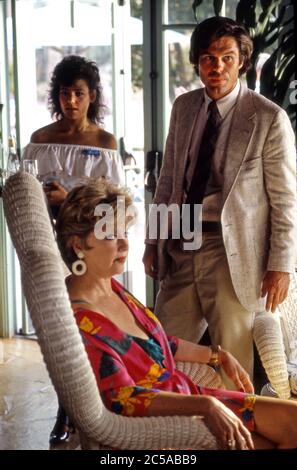 Attori Harry Hamlin e Anne Francis filmando una scena dal film Laguna Heat Foto Stock