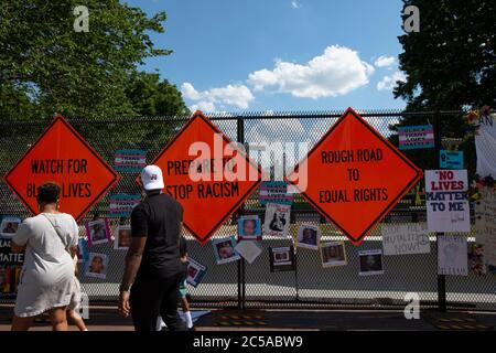USA Washington DC segnali di protesta contro il razzismo attaccati ad una recinzione temporanea intorno a Lafayette Square