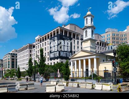 USA Washington DC Black vive la piazza della materia con la chiesa episcopale di St Johns recintata accanto all'AFL-CIO Foto Stock