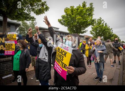 Attivisti da Stand Up a Racism tengono una dimostrazione fuori dal Glasgow Immigration Enforcement Reporting Center dell'Ufficio di residenza per chiedere il cambiamento e la fine della detenzione alberghiera di rifugiati, dopo l'incidente di venerdì 26 giugno al Park Inn Hotel di Glasgow, in cui tre persone sono state condannate a morte e sei persone, tra cui un ufficiale di polizia, sono state gravemente ferite. Foto Stock