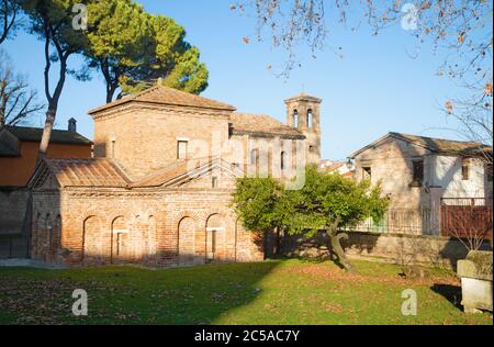 Ravenna - la cappella Mausoleo do Galla Placidia alla luce della sera. Foto Stock