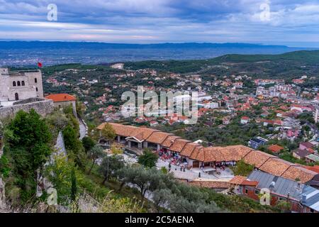 La bellissima città di Kruje in Albania Foto Stock