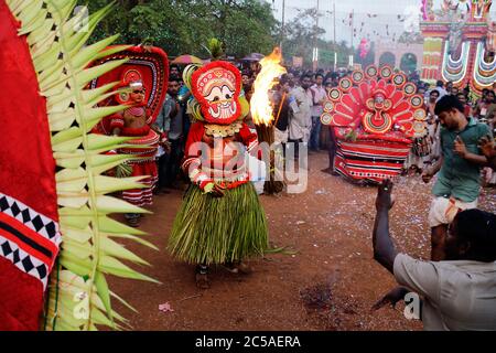 Theyyam artista che è tradizionale ballo folk noto anche come Kaliyattam, è una danza rituale popolare nel Nord Kerala,l'india,PRADEEP SUBRAMANIAN Foto Stock