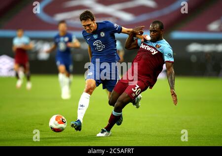 Andreas Christensen (a sinistra) di Chelsea e Michail Antonio di West Ham United combattono per la palla durante la partita della Premier League allo stadio di Londra. Foto Stock