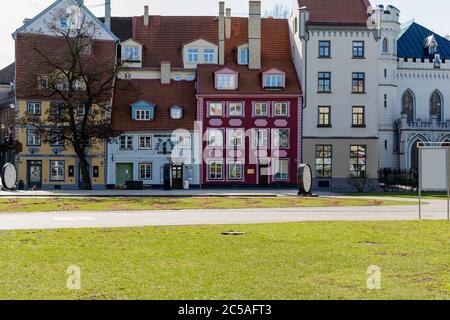 Riga, Lettonia - 5 aprile 2020: Case medievali tradizionali in Piazza Livu nella Città Vecchia di riga, Lettonia. Livu Square è considerata una delle più belle Foto Stock