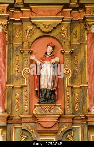 Chiesa Alter in Missione San Carlos Borromeo, Carmel-by-the-Sea, Monterey County, California, Stati Uniti Foto Stock