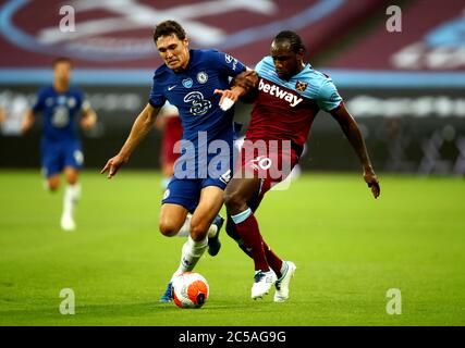 Andreas Christensen (a sinistra) di Chelsea e Michail Antonio di West Ham United combattono per la palla durante la partita della Premier League allo stadio di Londra. Foto Stock