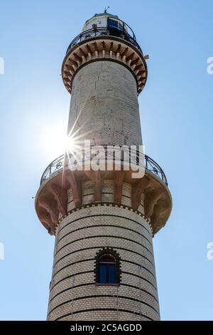 Faro a Warnemünde, Germania. Ha un'altezza di 36.9 metri (121 piedi) ed è stato messo in servizio nel 1898. Foto Stock