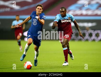 Andreas Christensen (a sinistra) di Chelsea e Michail Antonio di West Ham United combattono per la palla durante la partita della Premier League allo stadio di Londra. Foto Stock