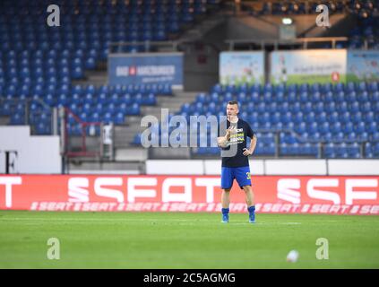 Dopo la fine del gioco e giubilo sulla promozione per la 2 ° Bundesliga: La squadra di Eintracht Braunschweig (Brunswick) (Brunswick) celebra boisterously. Marvin Pourie (Braunschweig) al telefono. GES/Football/3rd League: Eintracht Braunschweig (Brunswick) - SV Waldhof Mannheim 01.07.2020 Calcio: 3rd League: Braunschweig vs Mannheim, Braunschweig, 1 luglio 2020 | usage worldwide Foto Stock