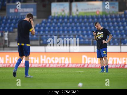 Dopo la fine del gioco e giubilo sulla promozione per la 2 ° Bundesliga: La squadra di Eintracht Braunschweig (Brunswick) (Brunswick) celebra boisterously. Lasciate che Schlueter e Marvin Pourie (Braunschweig) parlino al telefono con uno sfondo vuoto. GES/Football/3rd League: Eintracht Braunschweig (Brunswick) - SV Waldhof Mannheim 01.07.2020 Calcio: 3rd League: Braunschweig vs Mannheim, Braunschweig, 1 luglio 2020 | usage worldwide Foto Stock