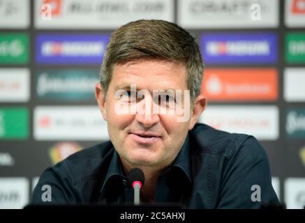 Dresda, Germania. 01 Luglio 2020. Ralf Becker, il nuovo direttore sportivo della squadra di calcio della terza lega SG Dynamo Dresden, si siede sul podio durante la sua presentazione. Credit: Robert Michael/dpa-Zentralbild/dpa/Alamy Live News Foto Stock