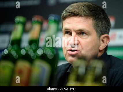 Dresda, Germania. 01 Luglio 2020. Ralf Becker, il nuovo direttore sportivo della squadra di calcio della terza lega SG Dynamo Dresden, si siede sul podio durante la sua presentazione. Credit: Robert Michael/dpa-Zentralbild/dpa/Alamy Live News Foto Stock