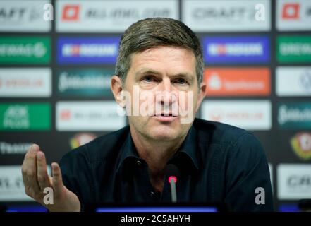 Dresda, Germania. 01 Luglio 2020. Ralf Becker, il nuovo direttore sportivo della squadra di calcio della terza lega SG Dynamo Dresden, si siede sul podio durante la sua presentazione. Credit: Robert Michael/dpa-Zentralbild/dpa/Alamy Live News Foto Stock