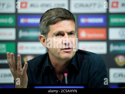 Dresda, Germania. 01 Luglio 2020. Ralf Becker, il nuovo direttore sportivo della squadra di calcio della terza lega SG Dynamo Dresden, si siede sul podio durante la sua presentazione. Credit: Robert Michael/dpa-Zentralbild/dpa/Alamy Live News Foto Stock