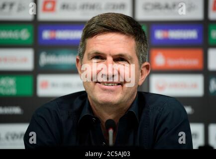 Dresda, Germania. 01 Luglio 2020. Ralf Becker, il nuovo direttore sportivo della squadra di calcio della terza lega SG Dynamo Dresden, si siede sul podio durante la sua presentazione. Credit: Robert Michael/dpa-Zentralbild/dpa/Alamy Live News Foto Stock