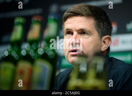 Dresda, Germania. 01 Luglio 2020. Ralf Becker, il nuovo direttore sportivo della squadra di calcio della terza lega SG Dynamo Dresden, si siede sul podio durante la sua presentazione. Credit: Robert Michael/dpa-Zentralbild/dpa/Alamy Live News Foto Stock