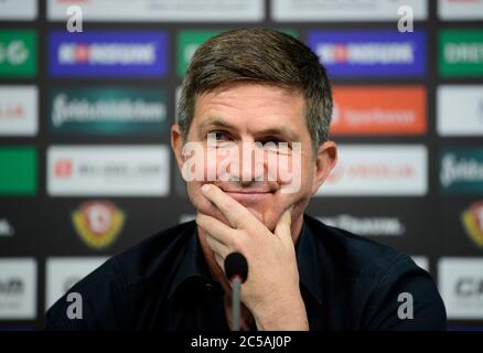 Dresda, Germania. 01 Luglio 2020. Ralf Becker, il nuovo direttore sportivo della squadra di calcio della terza lega SG Dynamo Dresden, si siede sul podio durante la sua presentazione. Credit: Robert Michael/dpa-Zentralbild/dpa/Alamy Live News Foto Stock