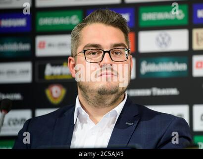 Dresda, Germania. 01 Luglio 2020. Michael Ziegenbalg, membro del consiglio di sorveglianza della terza lega della squadra di calcio SG Dynamo Dresden, siede sul podio alla presentazione del nuovo direttore sportivo. Credit: Robert Michael/dpa-Zentralbild/dpa/Alamy Live News Foto Stock