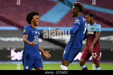 Il Chelsea's Willian (a sinistra) celebra il primo gol della partita del suo fianco durante la partita della Premier League allo stadio di Londra. Foto Stock