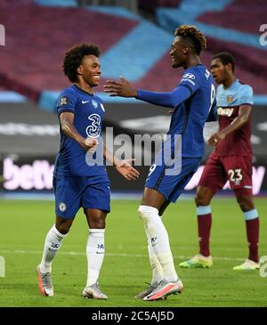 Il Chelsea's Willian (a sinistra) celebra il primo gol della partita del suo fianco durante la partita della Premier League allo stadio di Londra. Foto Stock