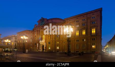 Imponente facciata arrotondata dello storico Palazzo Carignano edificio in serata, Torino, Italia Foto Stock