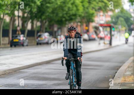 Uomo con casco coinvolti nella gara di motocross con casco e protezioni per  gli occhi coperti di fango Foto stock - Alamy