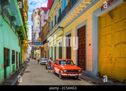 Havana, Cuba, 2019 luglio, scena urbana e un cartello al neon per "Lafayette" un ex popolare locale notturno nella parte più antica della città Foto Stock