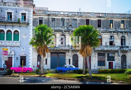 Havana, Cuba, 2019 luglio, vista di due auto colorate vecchio americano parcheggiato in Calle Oficios una strada nella parte vecchia della città Foto Stock