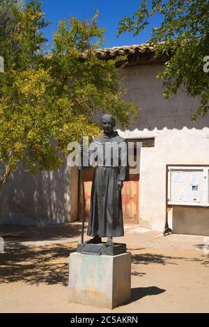 Statua di Padre Junipero Serra, Missione San Miguel Arcangel, San Miguel, California, USA Foto Stock