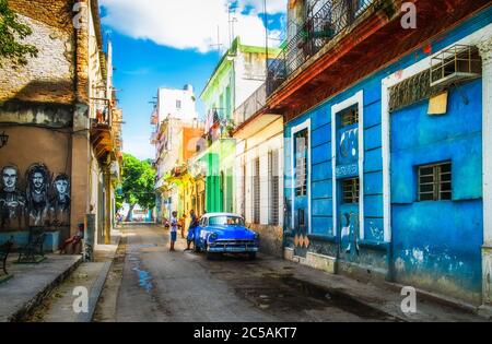 L'Avana, Cuba, luglio 2019, scena urbana in una strada della parte più antica della capitale Foto Stock