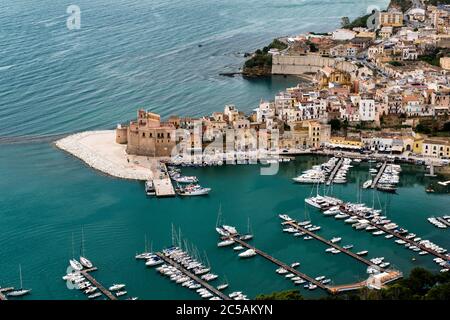 Vista di Castellammare del Golfo con il Castello Arabo-Normanno e il porto, Sicilia, Italia Foto Stock