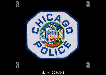 La spalla ufficiale del Dipartimento di polizia di Chicago isolato su sfondo nero. Il motto latino "Urbs in horto" (Città in un giardino), cucito su di esso. Foto Stock