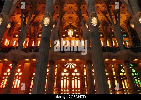 Vetrate dall'interno della Sagrada Familia a Barcellona, Spagna. Foto Stock