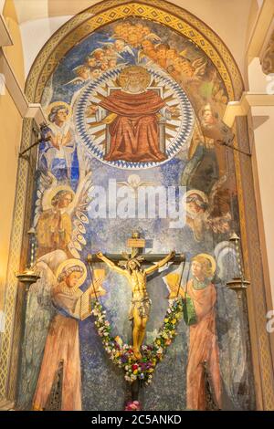 BARCELLONA, SPAGNA - 4 MARZO 2020: Il moderno affresco della Santissima Trinità nella chiesa di Iglesia Sant Angel Custodi dal 20. Foto Stock