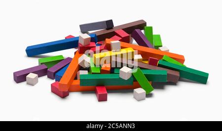 Gruppo di blocchi di legno colorato in una pila isolato su bianco. Foto Stock