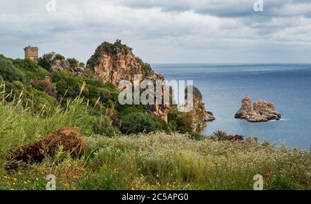 Spiaggia di Tonnara di Scopello, Riserva Naturale di Zingaro, provincia di Trapani, Sicilia, Italia Foto Stock