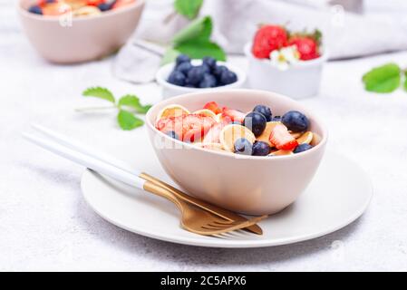 Cereali dolci e frittelle con frutti di bosco Foto Stock