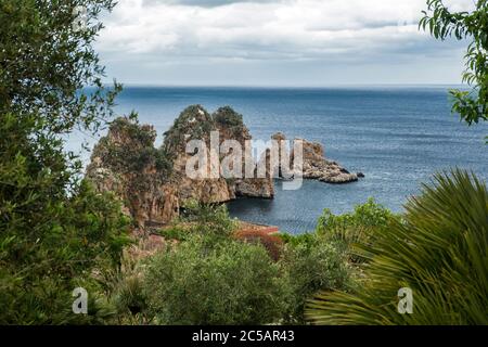 Spiaggia di Tonnara di Scopello, Riserva Naturale di Zingaro, provincia di Trapani, Sicilia, Italia Foto Stock