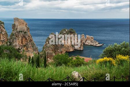 Spiaggia di Tonnara di Scopello, Riserva Naturale di Zingaro, provincia di Trapani, Sicilia, Italia Foto Stock