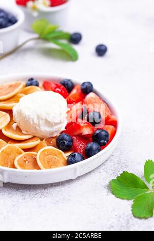 Cereali dolci e frittelle con frutti di bosco Foto Stock