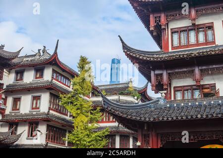 Foto della città vecchia di Shanghai e del giardino Yu di giorno in estate Foto Stock