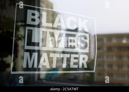 Il segno 'Black Lives Matter' dietro la finestra durante la quarantena di Covid-19. Foto Stock