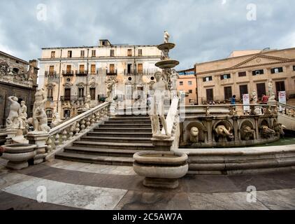 Fontana fiorentina, Fontana Pretoria, costruita da Francesco Camilliani a Firenze nel 1554, trasferita nel 1574, Piazza Pretoria, Palermo, Sicilia, Italia Foto Stock