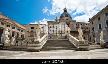 Fontana fiorentina, Fontana Pretoria, costruita da Francesco Camilliani a Firenze nel 1554, trasferita nel 1574, Piazza Pretoria, Palermo, Sicilia, Italia Foto Stock