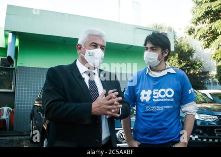 Guarulhos, San Paolo, Brasile. 1 luglio 2020. (INT)la visita del ministro brasiliano della scienza e della tecnologia a Guarulhos. 1 luglio 2020, Guarulhos, San Paolo, Brasile: Il Ministro della Scienza e della tecnologia, Marcos Pontes accompagnato dal Sindaco di Guarulhos, Gustavo Henric Costa ''Guti'' è venuto a vedere l'unità dove la ricerca (effetti del precoce uso di Nitazoxanide in pazienti con COVID-19), presso l'amministratore delegato (Centro di specialità dentali) a Jardim Angelica a Guarulhos, questo Mercoledì. Credit: Fepesil/Thenews2 Credit: Fepesil/TheNEWS2/ZUMA Wire/Alamy Live News Foto Stock