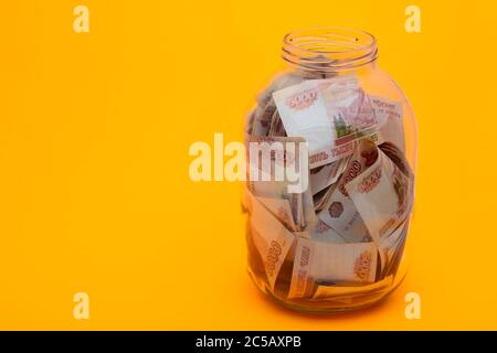 In un vaso di vetro da tre litri sono cinque millesimi conti russi Foto Stock