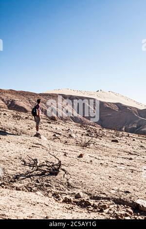 Uomo che guarda Cerro Blanco, una delle dune più alte del mondo. Nasca, Dipartimento di Ica, Perù. Foto Stock