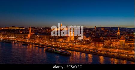Foto aerea del drone della chiesa parrocchiale di Sant'Anna sul Danubio al tramonto di Budapest Foto Stock