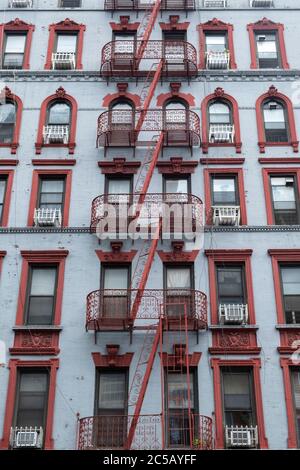 Il fuoco del ferro battuto sfugge a New York Foto Stock